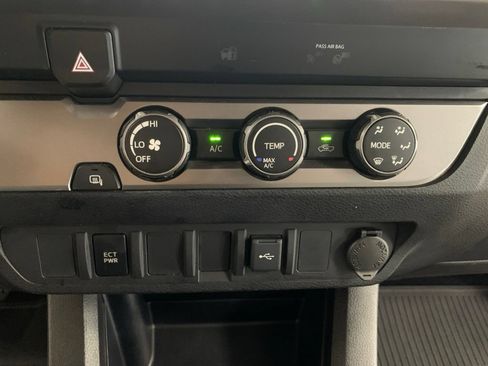 Used 2020 Toyota Tacoma SR5 w/ SR5 Appearance Package (SM) RWD image 17