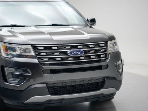 Used 2017 Ford Explorer XLT w/ Equipment Group 202A AWD/4WD image 16