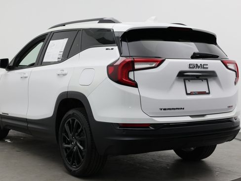 Used 2024 GMC Terrain SLE w/ Driver Convenience Package FWD image 6