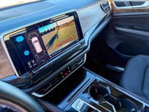 Used 2025 Volkswagen Atlas SE image 25