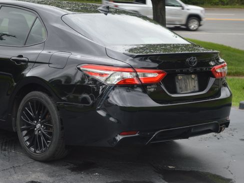 Used 2019 Toyota Camry SE FWD image 3