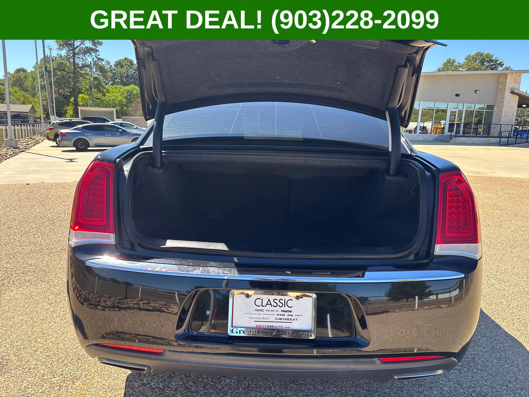 Used 2016 Chrysler 300 C RWD image 8