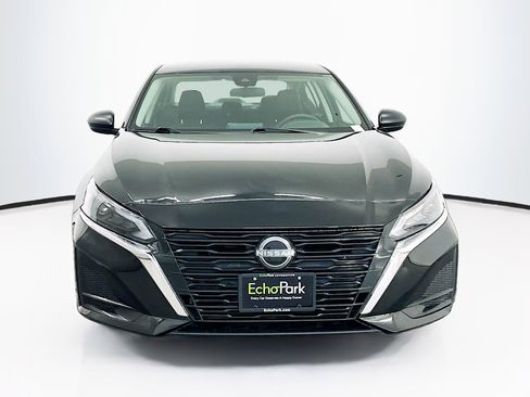 Used 2025 Nissan Altima 2.5 SV FWD image 2