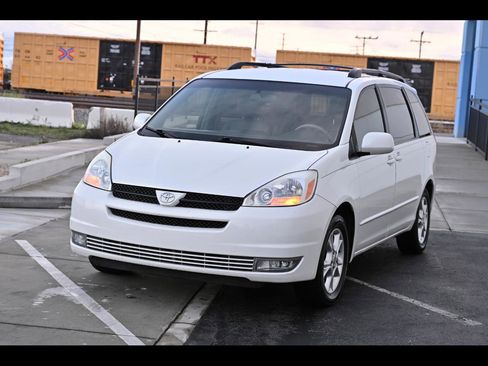 Used 2005 Toyota Sienna XLE image 1