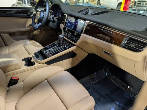 Certified 2025 Porsche Macan image 30