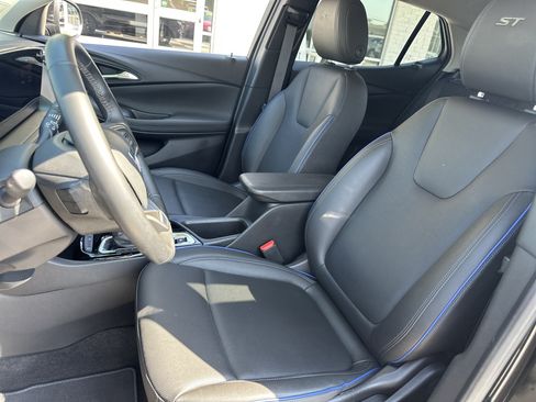 Used 2025 Buick Encore GX Sport Touring FWD image 11