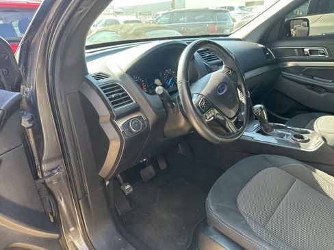 Used 2018 Ford Explorer XLT image 8