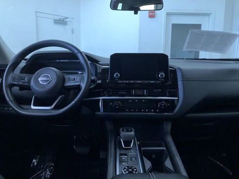 Used 2025 Nissan Pathfinder SV image 17
