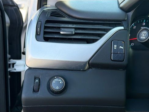 Used 2020 Chevrolet Suburban LS image 32