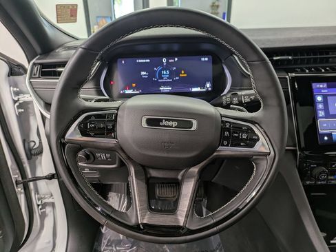 Used 2024 Jeep Grand Cherokee Altitude AWD/4WD image 20