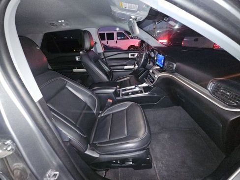 Used 2022 Ford Explorer XLT w/ Equipment Group 202A image 27