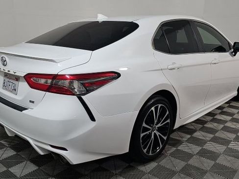 Used 2019 Toyota Camry SE image 2