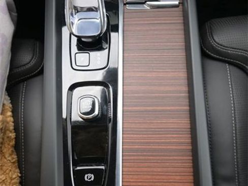 Used 2023 Volvo XC60 B5 Ultimate w/ Climate Package image 10