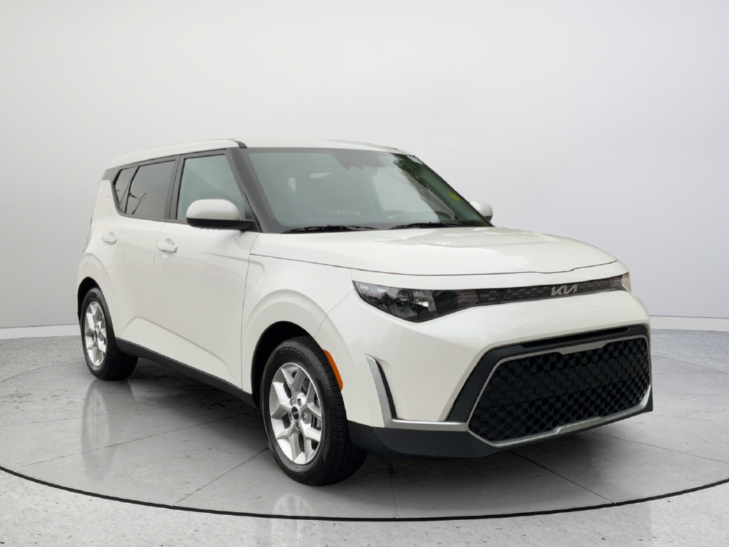 Used 2025 Kia Soul LX FWD image 1