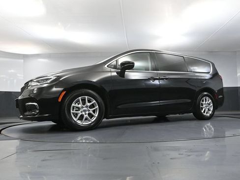 Used 2024 Chrysler Pacifica Touring-L FWD image 53