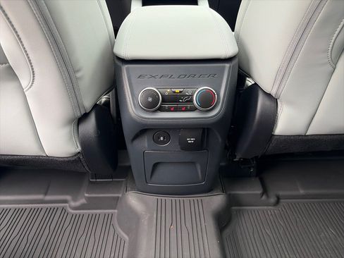 Used 2026 Ford Explorer Platinum w/ LUX Leather Package AWD/4WD image 14