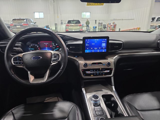 Used 2024 Ford Explorer XLT w/ Equipment Group 202A AWD/4WD image 9