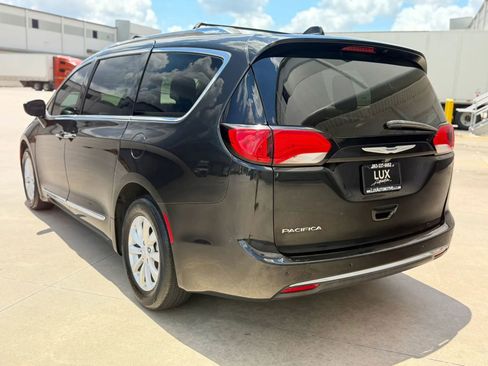 Used 2019 Chrysler Pacifica Touring-L FWD image 11