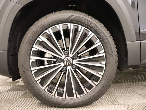 Used 2025 Volkswagen Taos SE FWD image 6