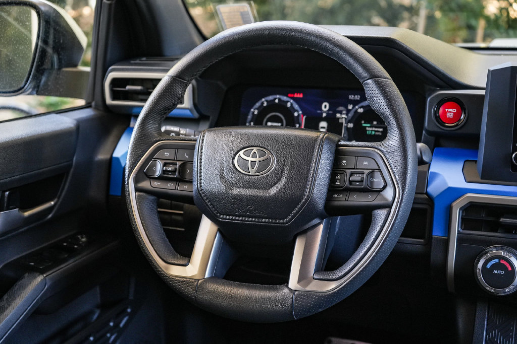 Used 2025 Toyota Tacoma TRD Sport AWD/4WD image 15