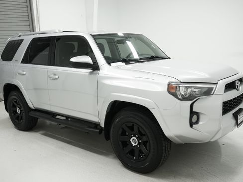 Used 2016 Toyota 4Runner SR5 image 3
