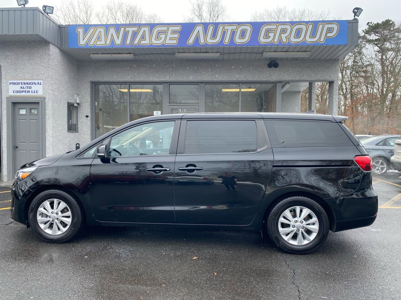 Used 2017 Kia Sedona LX FWD image 1
