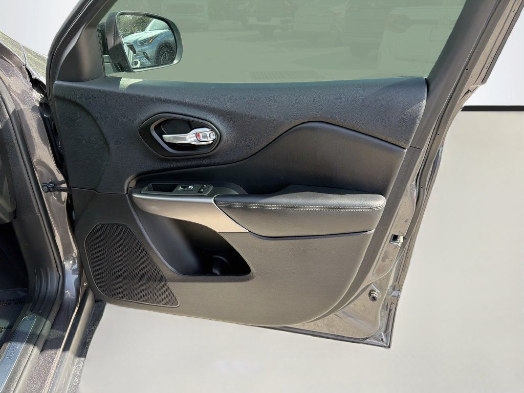 Used 2020 Jeep Cherokee Limited FWD image 33