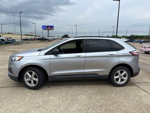 Used 2020 Ford Edge SE FWD image 3