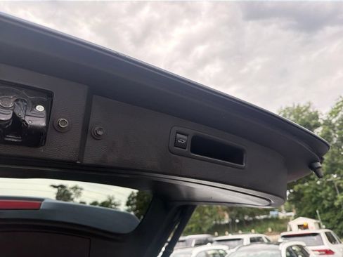 Used 2022 Toyota Highlander XLE AWD/4WD image 9