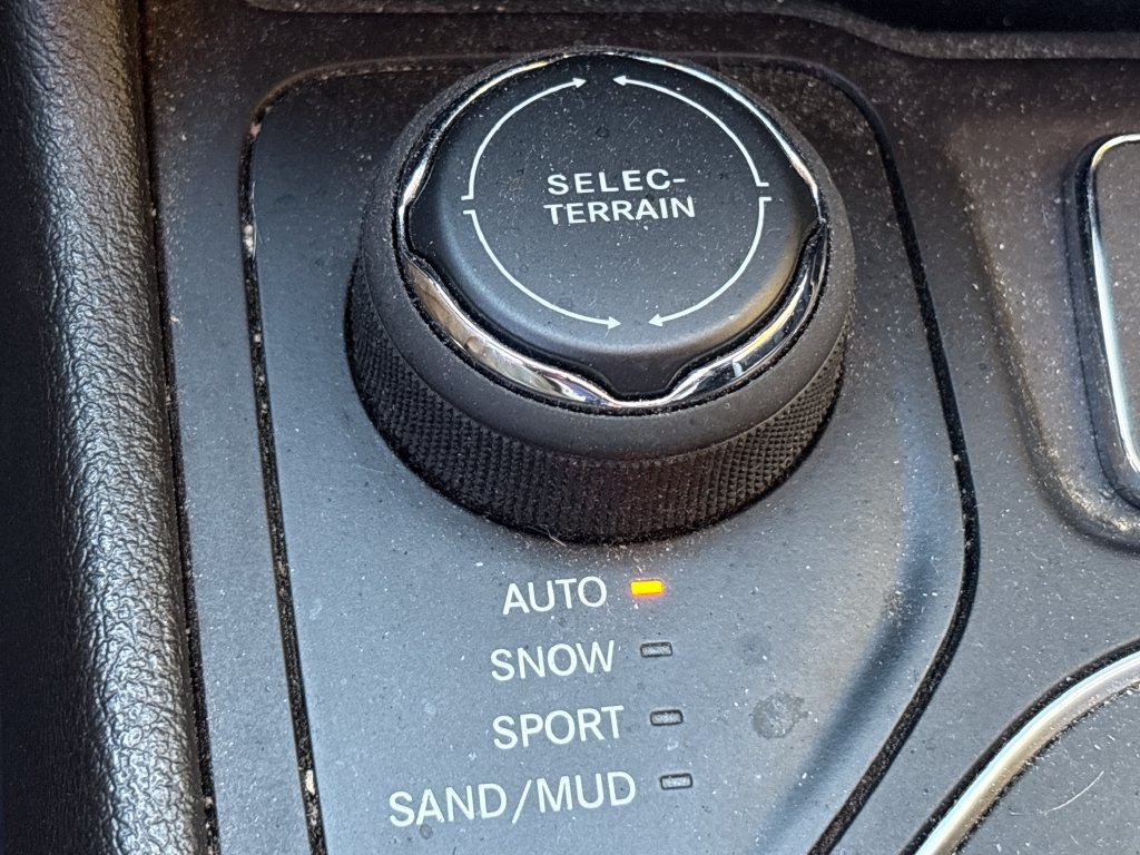 Used 2021 Jeep Cherokee Latitude Lux w/ Comfort/Convenience Group AWD/4WD image 11
