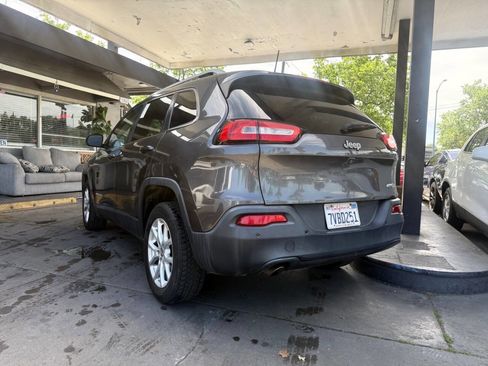 Used 2016 Jeep Cherokee Latitude w/ Safety/Convenience Group FWD image 11