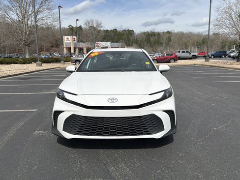 Used 2025 Toyota Camry SE image 2