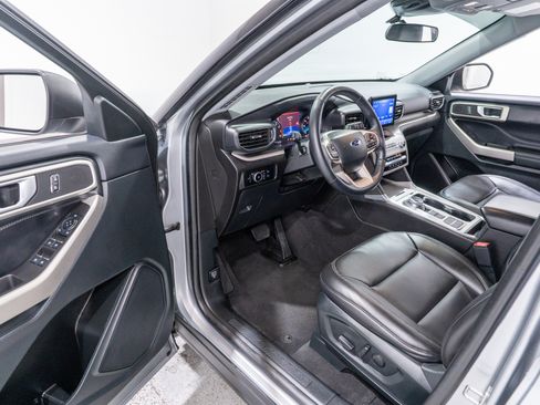Used 2023 Ford Explorer XLT w/ Equipment Group 202A RWD image 11
