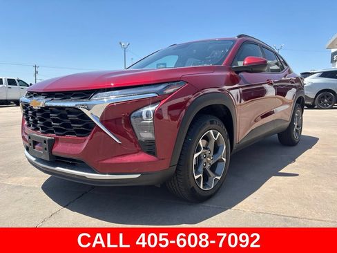 Used 2025 Chevrolet Trax LT FWD image 2