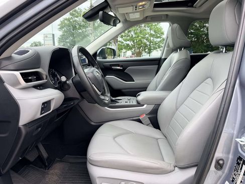 Used 2023 Toyota Highlander XLE AWD/4WD image 19