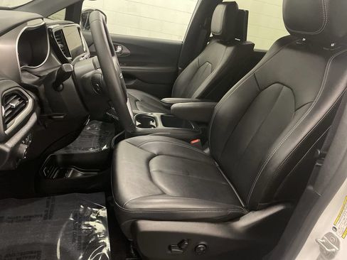 Used 2025 Chrysler Pacifica Select w/ Uconnect Theater Family Group AWD/4WD image 13