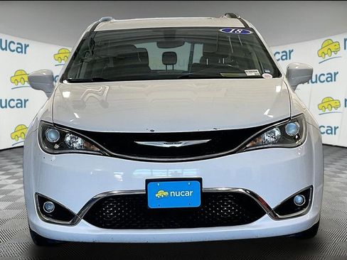 Used 2018 Chrysler Pacifica Touring-L FWD image 2