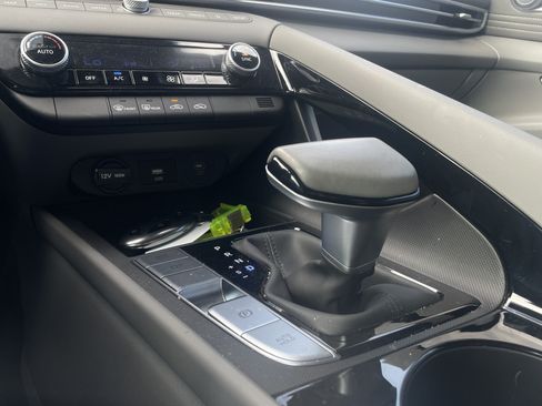 Used 2025 Hyundai Elantra SEL FWD image 19