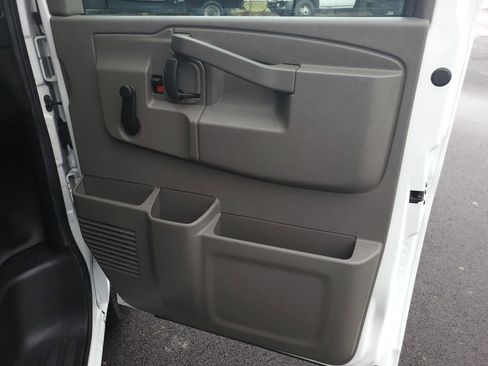 Used 2017 GMC Savana 3500 image 17