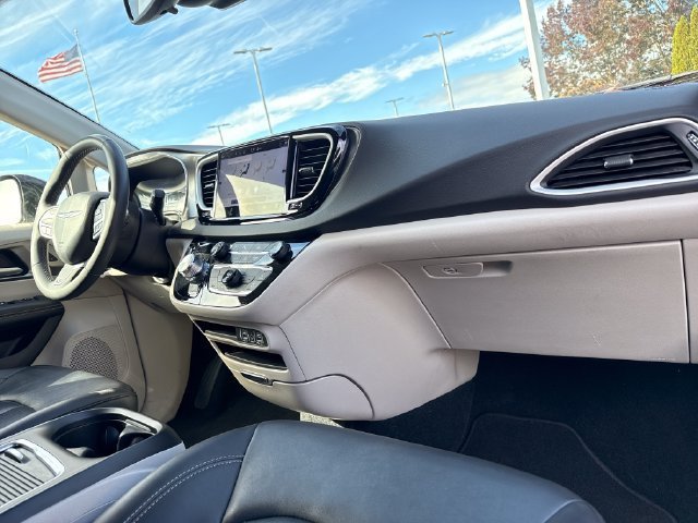 Used 2024 Chrysler Pacifica Touring-L FWD image 23