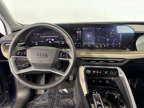 Used 2025 Audi Q5 Premium Plus w/ Premium Plus AWD/4WD image 3