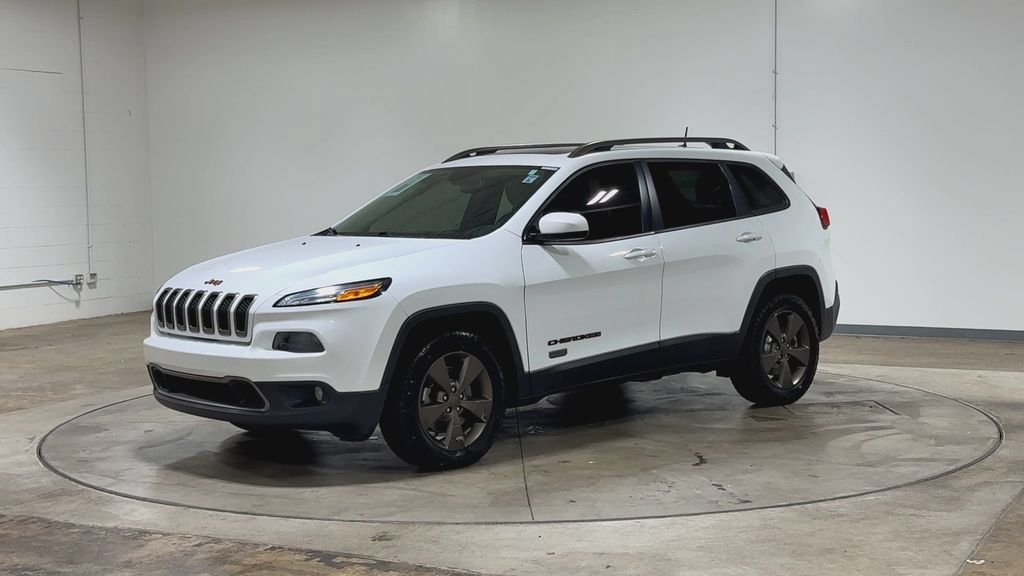 Used 2017 Jeep Cherokee Latitude w/ Comfort & Sound Group AWD/4WD image 4