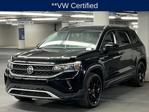 Certified 2022 Volkswagen Taos SE w/ Panoramic Sunroof Package image 3