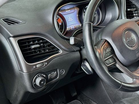 Used 2019 Jeep Cherokee Limited w/ Technology Group FWD image 17