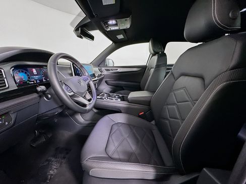 Used 2025 Volkswagen Atlas Cross Sport SE image 13