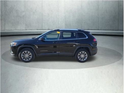 Used 2019 Jeep Cherokee Latitude Plus w/ Cold Weather Group AWD/4WD image 2