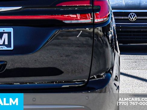 Used 2024 Chrysler Pacifica Touring-L image 15