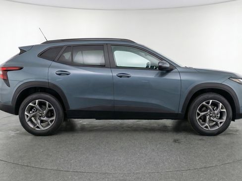 Used 2025 Chevrolet Trax LT w/ LT Convenience Package image 11