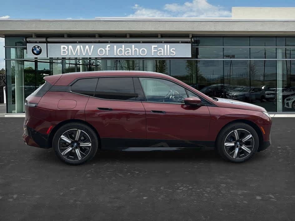 Used 2024 BMW iX xDrive50 w/ Sport Package AWD/4WD image 8