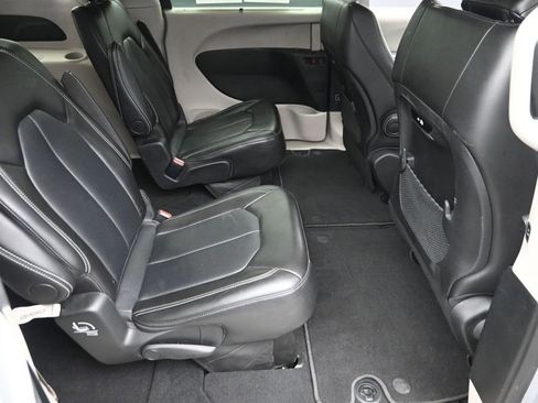 Used 2024 Chrysler Pacifica Touring-L FWD image 10